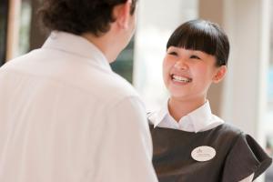 香港香港旺角帝盛酒店的年轻姑娘对男人微笑
