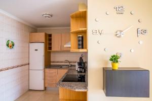 El MatorralVV Yesenia的厨房配有白色冰箱和水槽