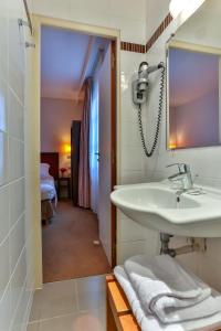 万塞讷乐居酒店的一间带水槽和镜子的浴室