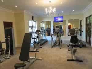 Summerfield Botanical Garden & Exclusive Resort的健身中心和/或健身设施