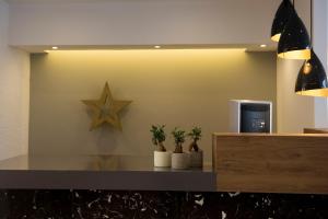 蒂加基Golden Star Relax Hotel - Adults Only 16 plus的大厅墙上的一颗星星