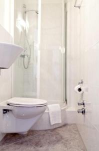 路德维希堡里维埃拉酒店的浴室配有卫生间、淋浴和盥洗盆。