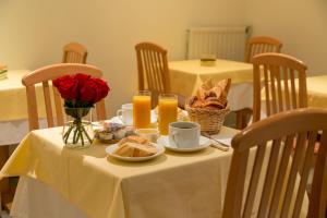 万塞讷乐居酒店的一张桌子上放着面包和橙汁,还有鲜花