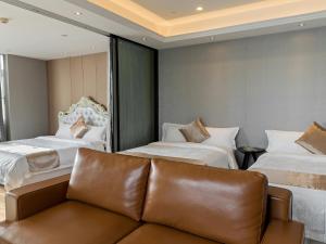 铂满度假公寓北京路捷登都会店客房内的一张或多张床位