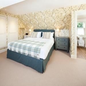 卢斯洛蒙德湖阿姆斯酒店的一间卧室配有一张带蓝白色毯子的床
