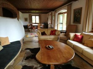 玛利亚瑞恩Villa Leone的带沙发和木桌的客厅