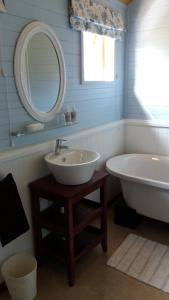 温特顿Shepherd Farm的带浴缸、水槽和镜子的浴室