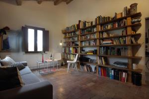 Serra deʼ Contiquindici alberi的客厅配有书架,书架上装满了书籍