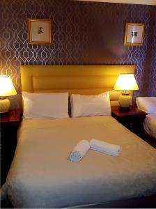 温莎新奥斯卡旅馆的一张床上有卷卫生纸的床