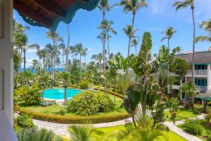 拉斯特拉纳斯Hotel Playa Colibri的享有度假村的空中景致,设有游泳池和棕榈树