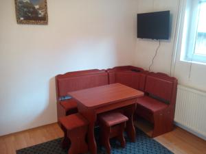 扎布利亚克乌索维克公寓的桌椅、桌子和电视