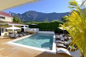 锡拉奥勒西拉奥酒店的一个带躺椅的游泳池以及一座房子