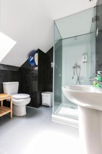 波尔图波尔图科勒里古斯旅馆的一间带水槽、卫生间和淋浴的浴室