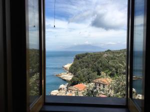 索伦托Maison del Mare Sorrento.的从窗户可欣赏到海景