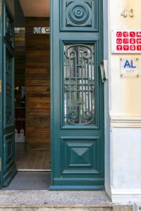 波尔图波尔图科勒里古斯旅馆的建筑物上带金属门的绿色门