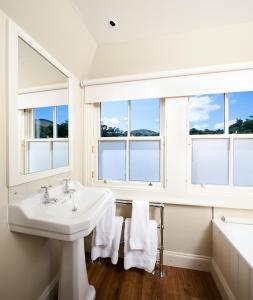 卢斯洛蒙德湖阿姆斯酒店的白色的浴室设有窗户和水槽