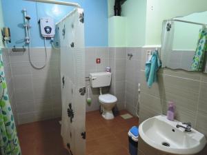 马六甲匹洛胡斯旅馆的浴室配有卫生间、盥洗盆和淋浴。