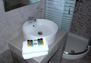 萨索斯Villa Gallen的浴室设有白色水槽和毛巾