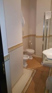 圣马里纳萨利纳圣塔马丽娜酒店的一间带卫生间和水槽的浴室