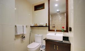 马累萨默塞特酒店的浴室配有白色卫生间和盥洗盆。