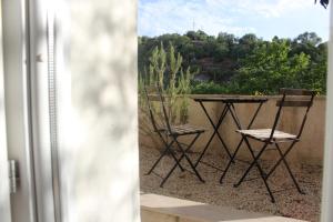 拉古萨Amaca Iblea的阳台配有2把椅子和1张桌子