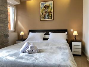 特罗吉尔费拉尔公寓酒店的一间卧室配有一张床,上面有两条毛巾