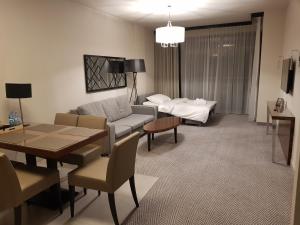 科沃布热格Apartament prywatny 327 w Diune Resort的客厅配有沙发和桌子