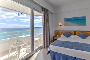 卡拉米洛沃拉玛酒店的一间卧室设有一张床和一个海景阳台
