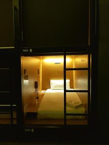 哥打京那巴鲁Sovotel @ Napzone KKIA的酒店客房,配有一张光线充足的床