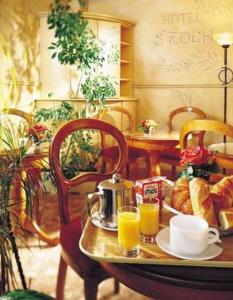 巴黎圣罗奇酒店的一张桌子,上面放着面包和两杯橙汁