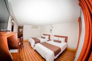 莫雷利亚卡勒里拉莫雷利亚豪生国际酒店的酒店客房设有两张床和一台平面电视。