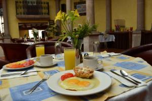 莫雷利亚卡勒里拉莫雷利亚豪生国际酒店的一张桌子上放着一盘鸡蛋和水果