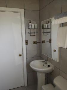巴拉斯港蓝湖山林小屋的白色的浴室设有水槽和镜子