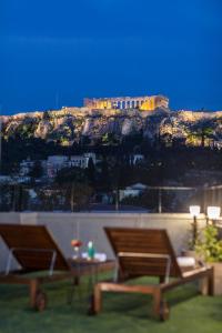 雅典The Athens Version Luxury Suites的山顶城堡的景色