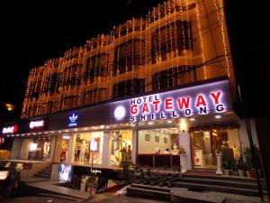 西隆Hotel Gateway Shillong的夜间有 ⁇ 虹灯标志的酒店门户大楼