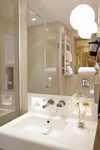 巴黎Hotel Elysée Secret的一间带水槽和镜子的浴室
