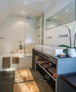 卢森堡爱斯尼酒店的带浴缸、水槽和浴缸/喷射器的浴室