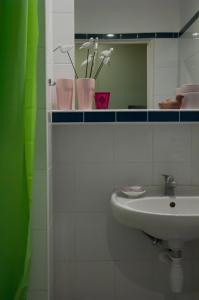 罗兹弗洛拉酒店的一间带水槽和镜子的浴室