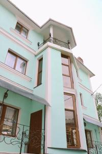 敖德萨珍珠迷你酒店 的色彩缤纷的房屋设有阳台