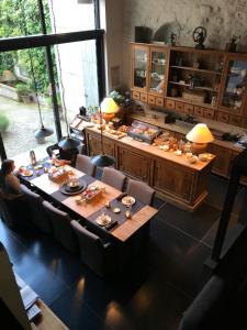 根特沃特兹住宿加早餐酒店的一间带长桌和椅子的用餐室