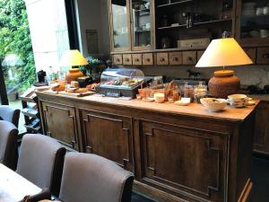 根特沃特兹住宿加早餐酒店的厨房岛提供自助餐,包括食物