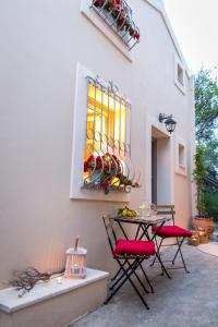 Argyrádeslianelia boutique village house的一个带桌椅的庭院和一个窗户。