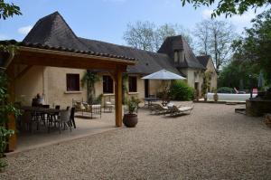 希奥拉肯·佩里戈尔Les Deux Tours的房屋设有带桌椅的庭院