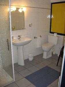 Étagnac埃塔尼亚克酒店的一间带水槽和卫生间的浴室