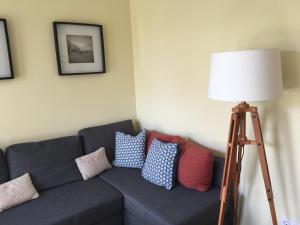 赛巴特班森Villa Cosima的客厅配有沙发、枕头和落地灯