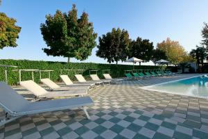 佩斯基耶拉德加达Camping Da Giovanni的游泳池旁的一排躺椅