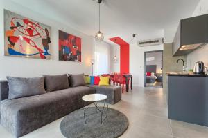 普拉Astinian apartments Jadranka的客厅配有沙发和桌子