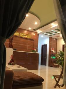 罗夷Motel Trần Nguyễn的大楼内带前台大堂