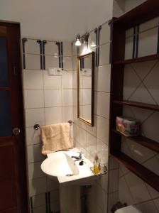 Tarrafal埃迪菲西奥魔幻酒店的一间带水槽和镜子的浴室