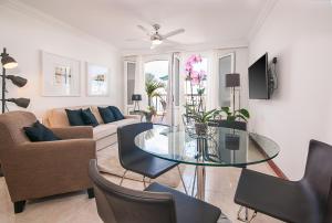 阿雷西费Rooms & Suites Terrace 4D的客厅配有玻璃桌和椅子